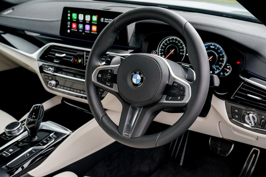 Панель приборов BMW 530e M Sport (G30) 2017 года  (UK) (фото 20 из 40)